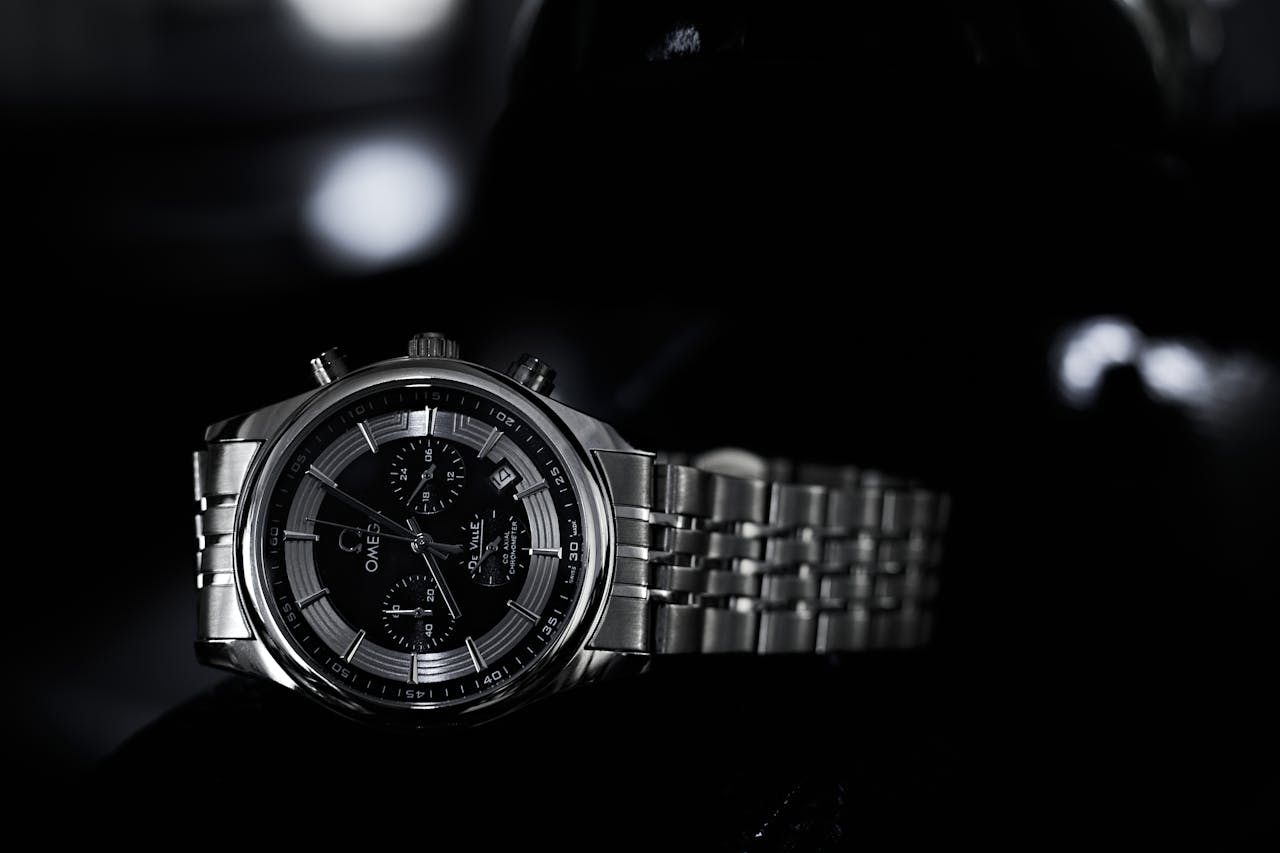 menu-02 Stylish luxury watch with a stainless steel bracelet and chronograph features. Perfect for elegance and precision.